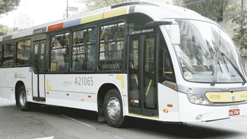 Não aceitaremos o aumento na tarifa de ônibus! Não aceitaremos o aumento na tarifa de ônibus!