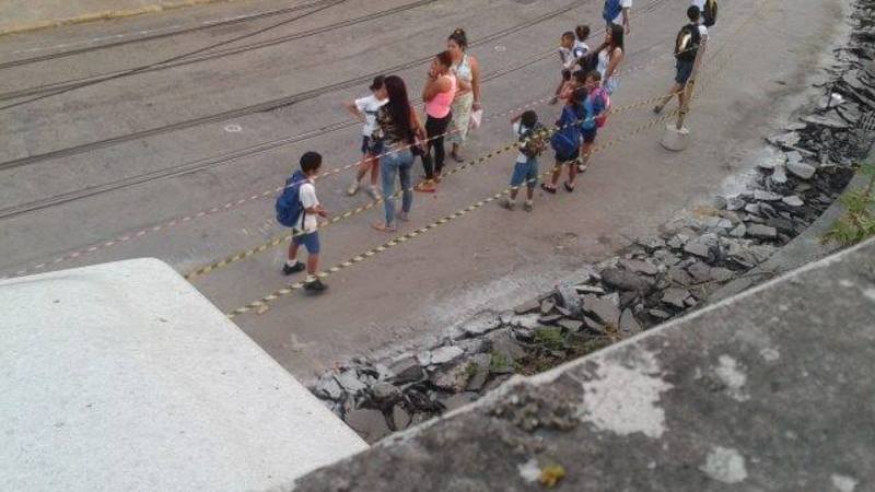NÃO QUEREMOS PERDER OS PROFESSORES E FUNCIONÁRIOS DAS ESCOLAS DO BAIRRO!!! SUA GRATIFICAÇÃO DE DIFÍCIL ACESSO! NÃO PODE SER CORTADA!!! NÃO QUEREMOS PERDER OS PROFESSORES E FUNCIONÁRIOS DAS ESCOLAS DO BAIRRO!!! SUA GRATIFICAÇÃO DE DIFÍCIL ACESSO! NÃO PODE SER CORTADA!!!
