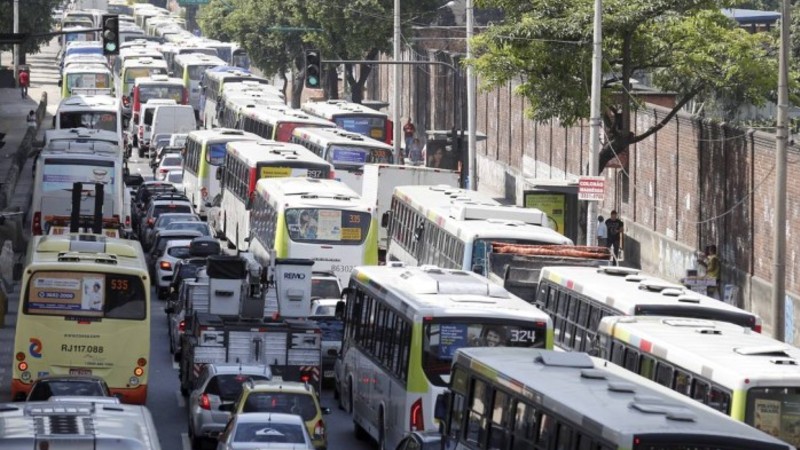 Secretário, não corte as linhas de ônibus se for pra gastar mais dinheiro em passagens e mais tempo nas viagens. Secretário, não corte as linhas de ônibus se for pra gastar mais dinheiro em passagens e mais tempo nas viagens.